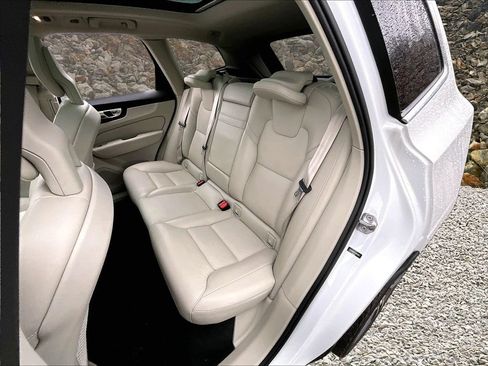 Used 2018 Volvo XC60 T5 Momentum w/ Convenience Package image 24