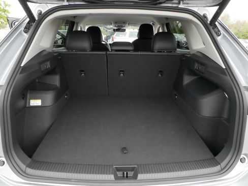 Certified 2025 Volkswagen Tiguan SE AWD/4WD image 18