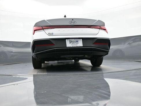 Certified 2025 Hyundai Elantra SE image 30