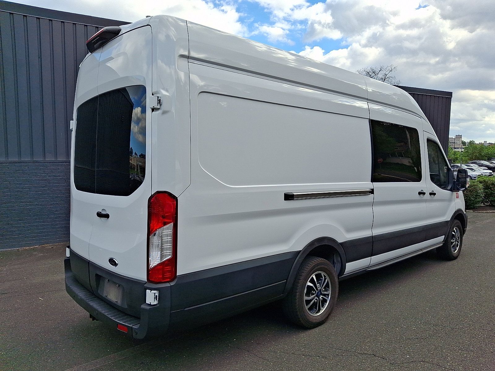 Used 2022 Ford E-Transit 148 High Roof Extended RWD image 6