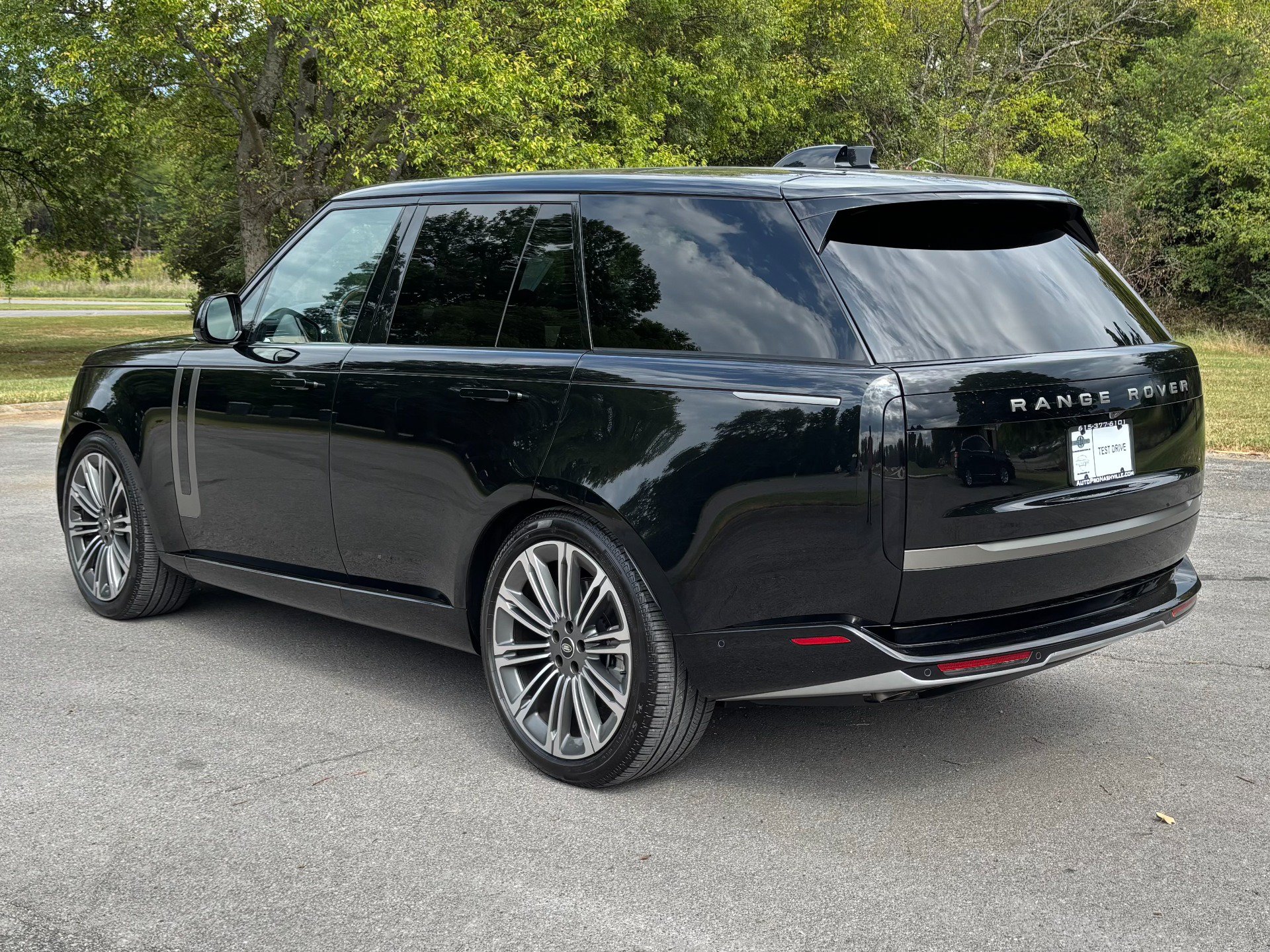 Used 2025 Land Rover Range Rover SE AWD/4WD image 4