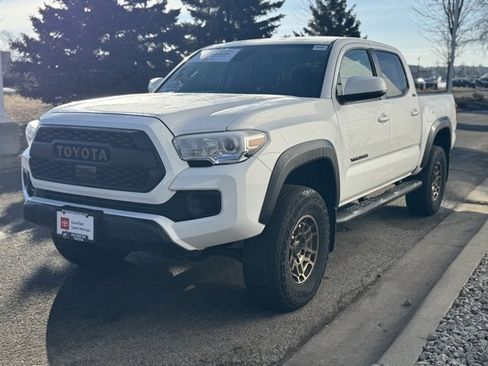 Used 2022 Toyota Tacoma SR5 w/ Trail Edition image 32
