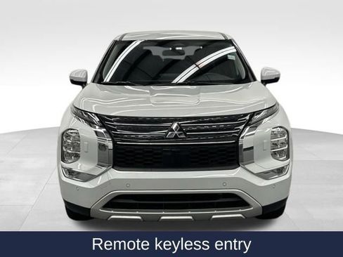 Used 2024 Mitsubishi Outlander SE image 3