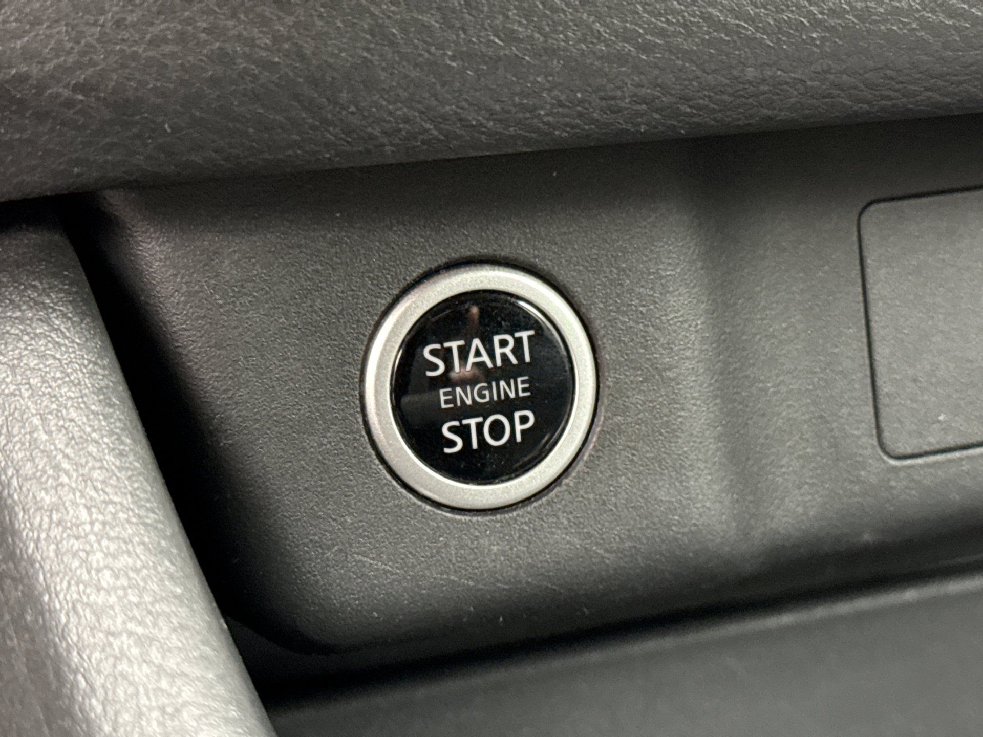 Used 2023 Nissan Rogue S AWD/4WD image 19