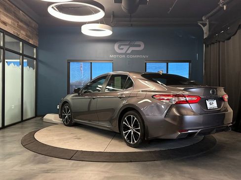 Used 2020 Toyota Camry SE w/ Convenience Package image 5