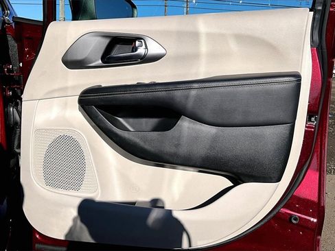 Used 2023 Chrysler Pacifica Touring-L image 24