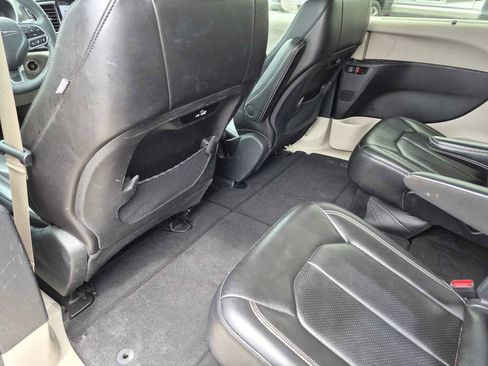 Used 2023 Chrysler Pacifica Touring-L FWD image 20