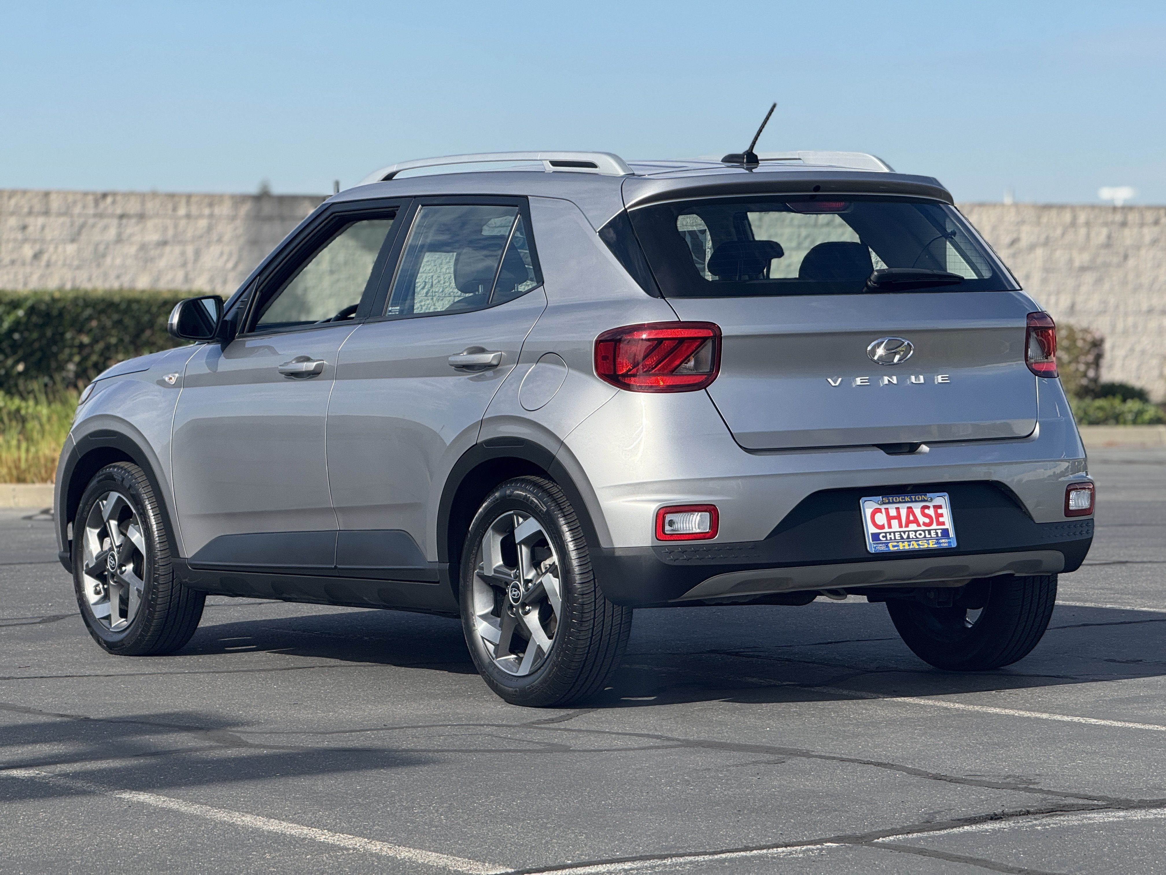Used 2023 Hyundai Venue SEL FWD image 5