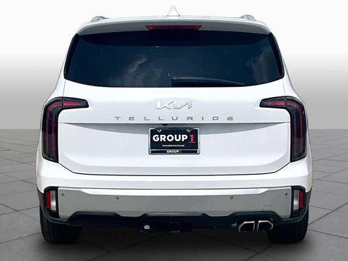 Used 2024 Kia Telluride EX w/ EX Captain's Chair Package image 5