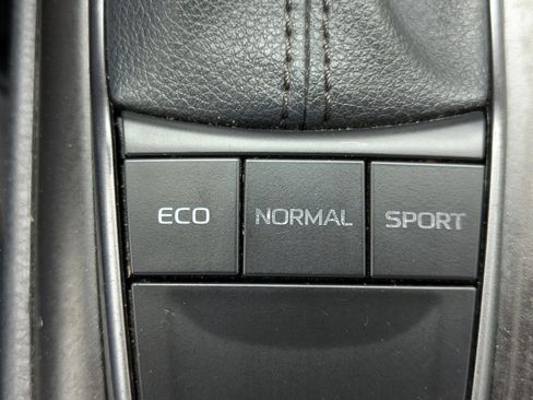 Used 2023 Toyota Camry SE FWD image 22