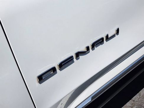 Used 2023 GMC Yukon Denali AWD/4WD image 4