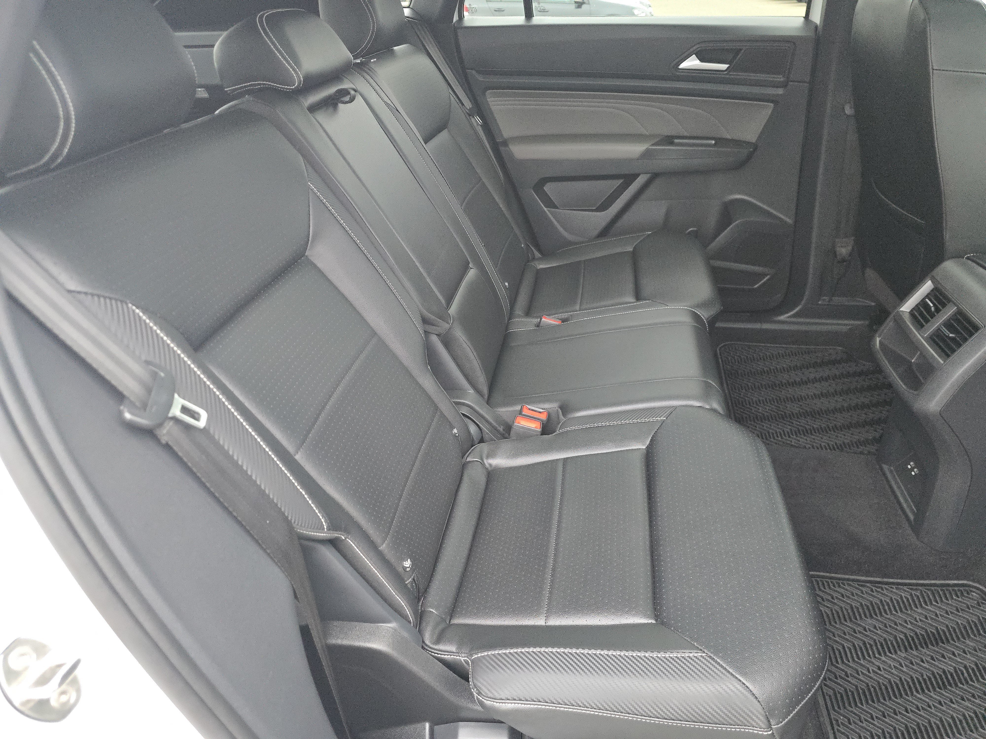 Certified 2023 Volkswagen Atlas Cross Sport SEL R-Line AWD/4WD image 19