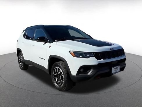 Used 2025 Jeep Compass Trailhawk image 3
