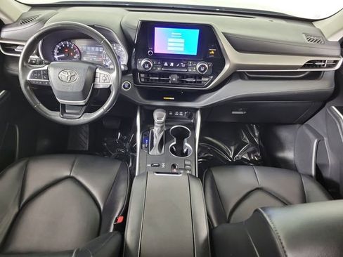 Used 2024 Toyota Highlander XLE FWD image 16
