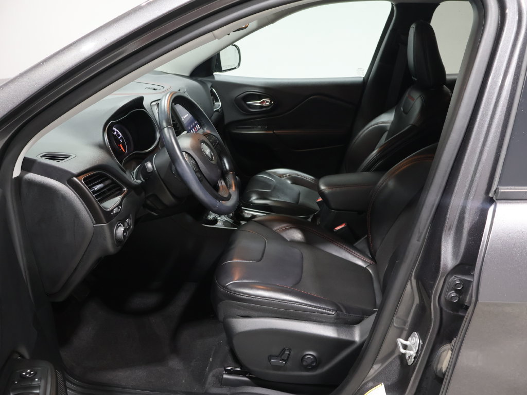 Used 2019 Jeep Cherokee Trailhawk w/ Cold Weather Group AWD/4WD image 10