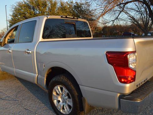Used 2017 Nissan Titan SV image 7