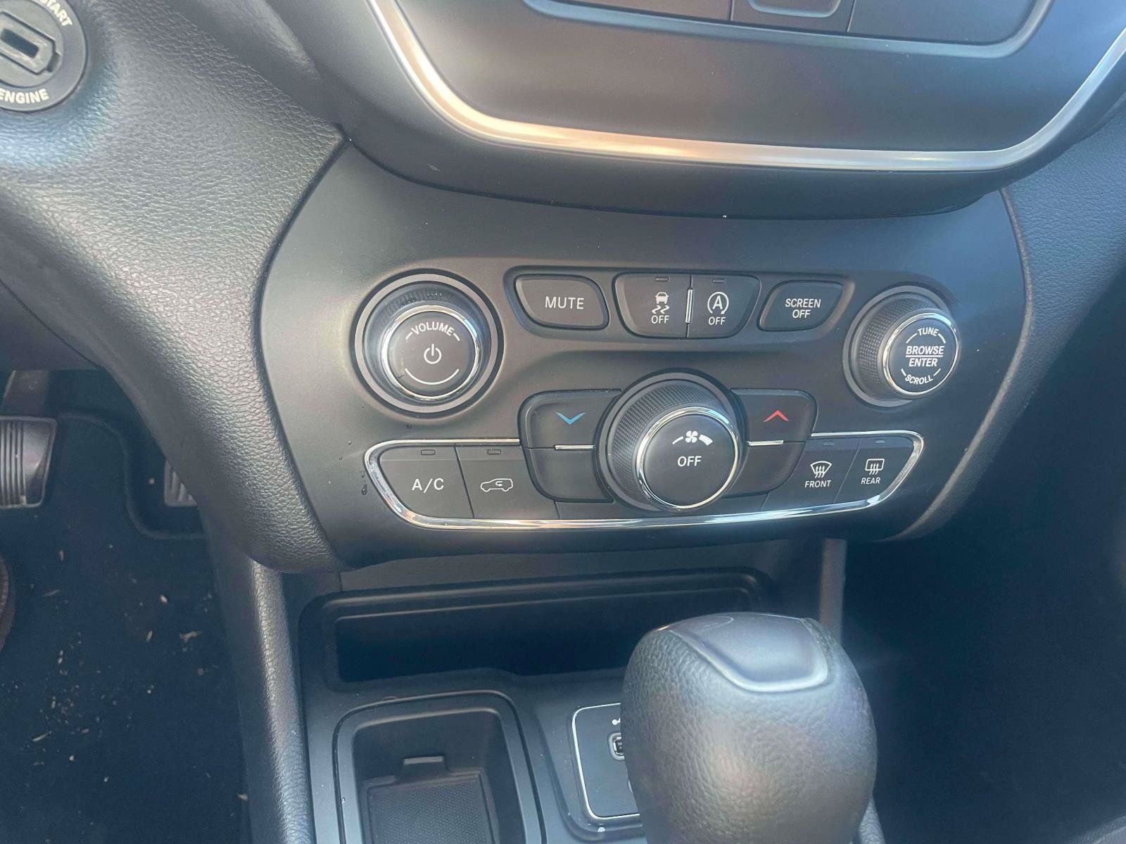 Used 2020 Jeep Cherokee Latitude FWD image 19
