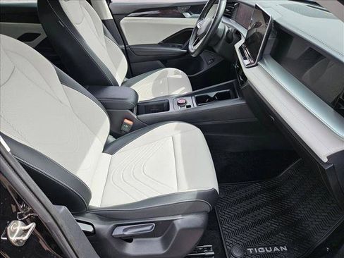 Used 2025 Volkswagen Tiguan SE FWD image 25