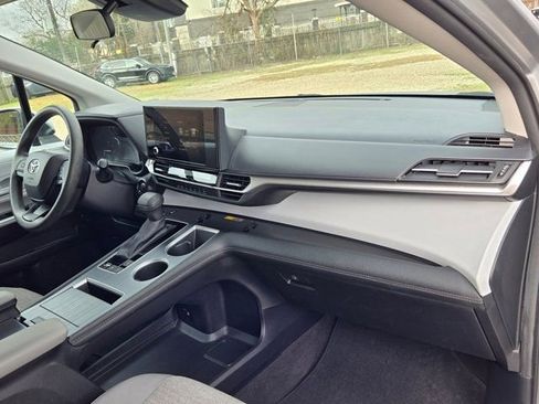 Used 2025 Toyota Sienna LE image 30