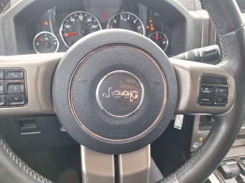 Used 2012 Jeep Liberty Limited Jet w/ Comfort/Convenience Group image 2