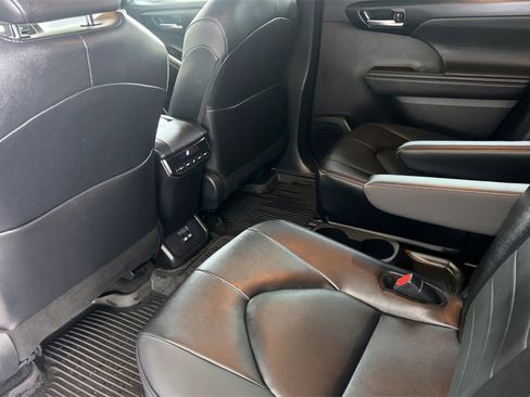 Used 2025 Toyota Highlander XLE image 14