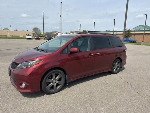 Used 2017 Toyota Sienna SE w/ SE Preferred Package image 2