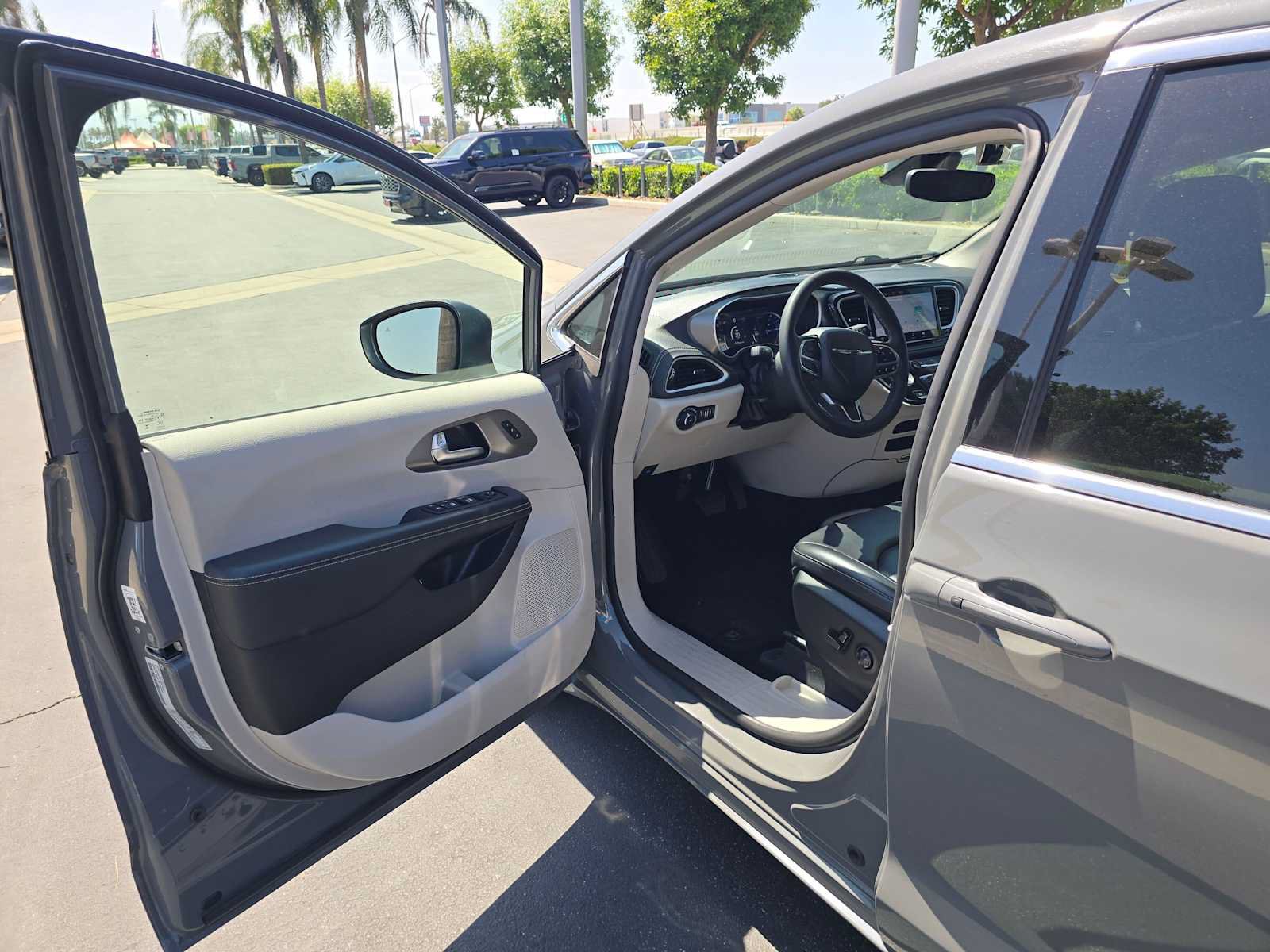 Used 2023 Chrysler Pacifica Touring-L FWD image 21