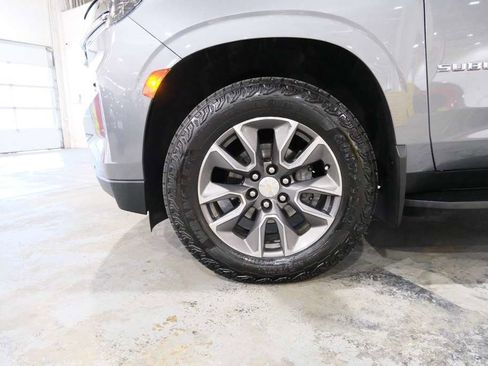 Used 2022 Chevrolet Suburban LT w/ Luxury Package image 5