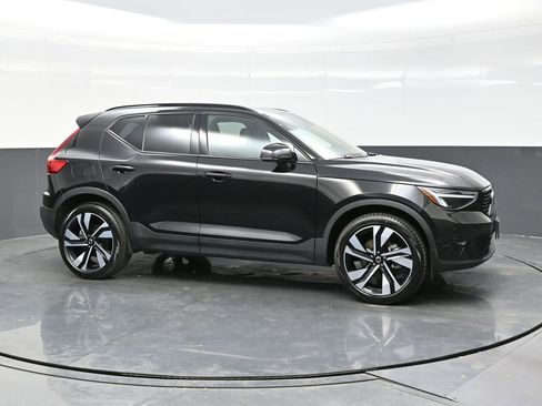 Used 2025 Volvo XC40 B5 Plus image 8