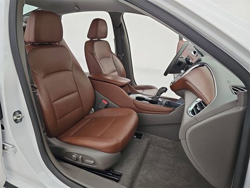 Used 2018 Chevrolet Malibu LT w/ Leather Package image 12