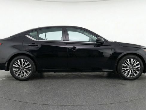 Used 2025 Nissan Altima 2.5 SV FWD image 11