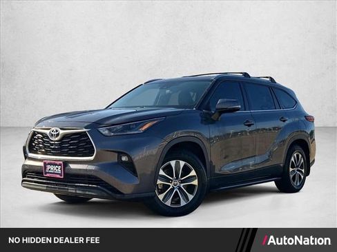 Used 2021 Toyota Highlander XLE FWD image 1