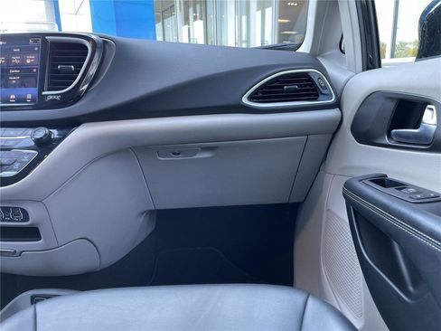Used 2024 Chrysler Pacifica Touring-L FWD image 30