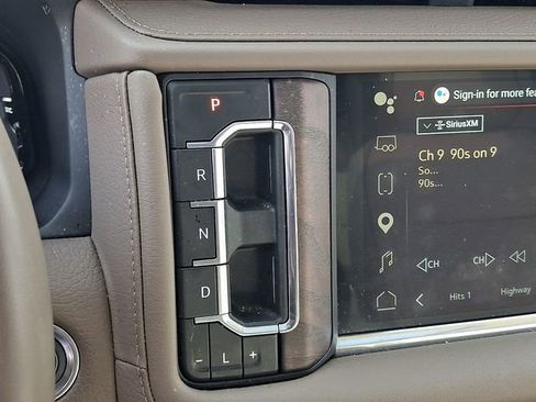 Used 2024 GMC Yukon XL Denali image 16