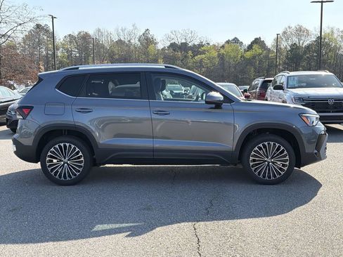 New 2026 Volkswagen Taos SE FWD image 6