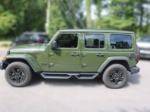 Used 2023 Jeep Wrangler Unlimited Sahara AWD/4WD image 5