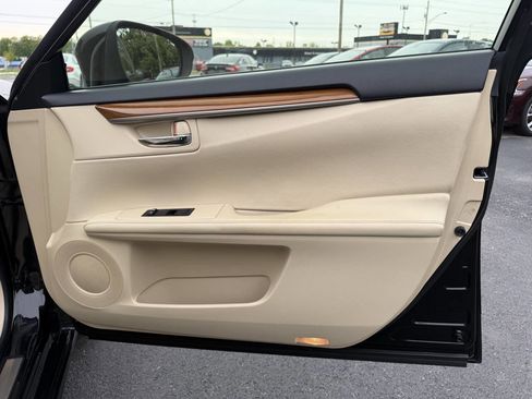 Used 2015 Lexus ES 300h w/ Navigation System Package FWD image 21