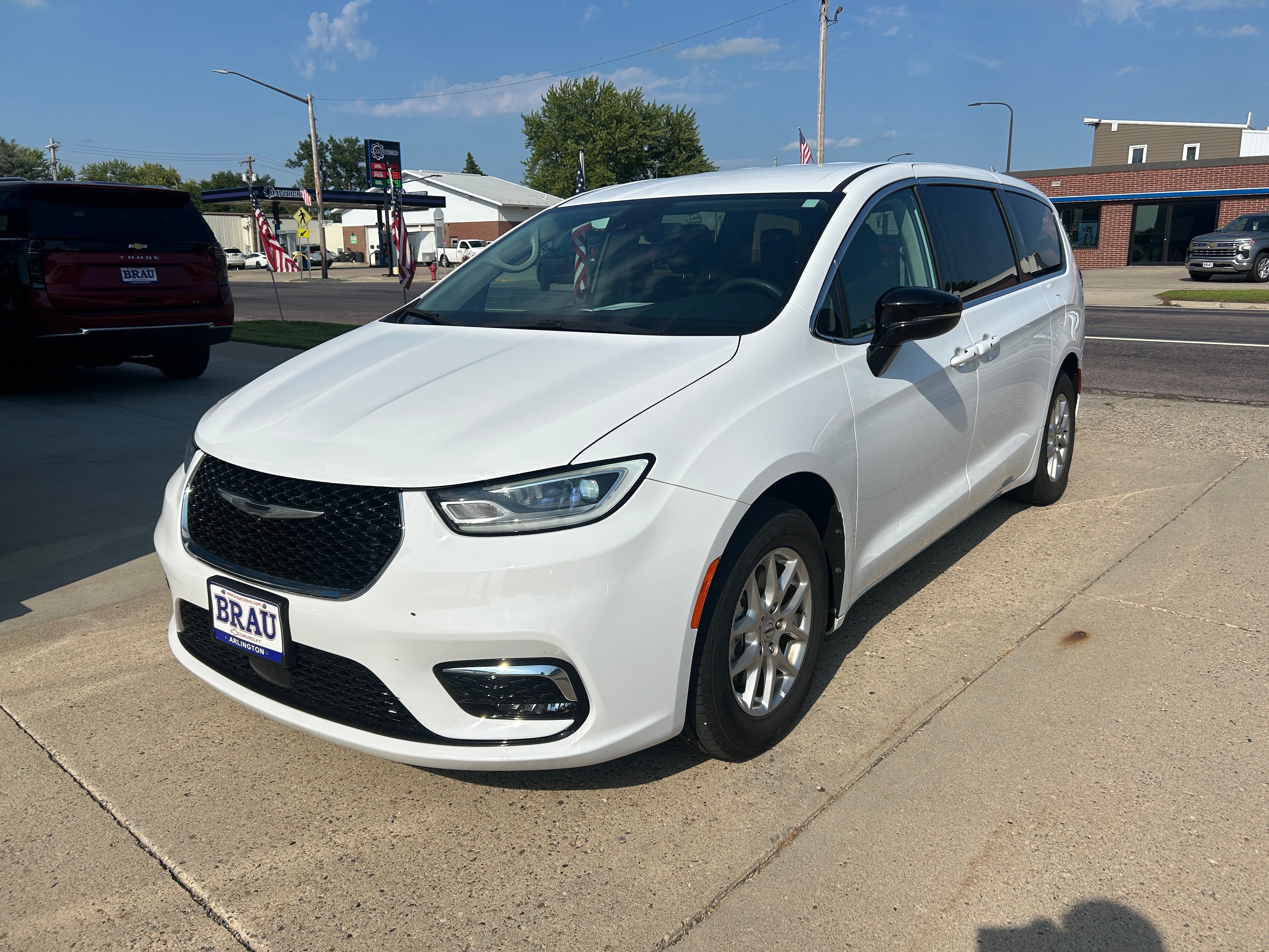 Used 2024 Chrysler Pacifica Touring-L FWD image 2