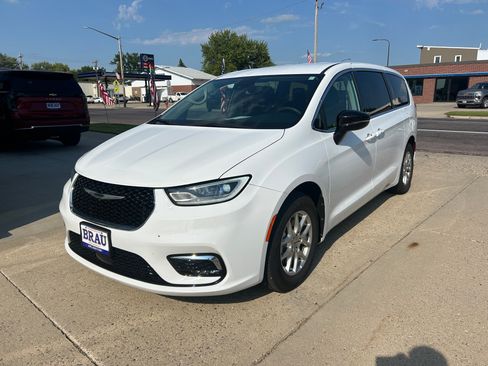 Used 2024 Chrysler Pacifica Touring-L FWD image 2