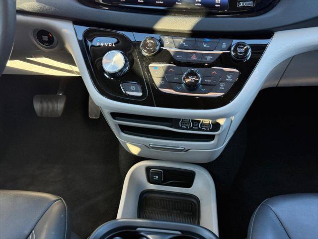 Certified 2024 Chrysler Pacifica Touring-L FWD image 11