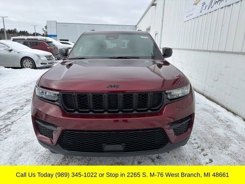 Used 2025 Jeep Grand Cherokee Altitude image 7