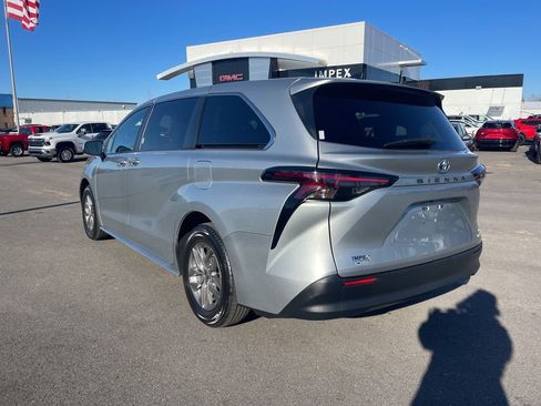 Used 2024 Toyota Sienna LE image 3