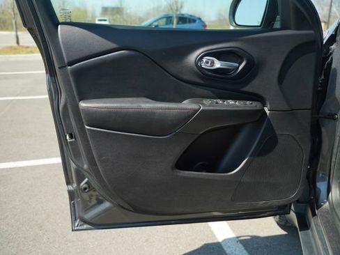 Used 2021 Jeep Cherokee Trailhawk image 14