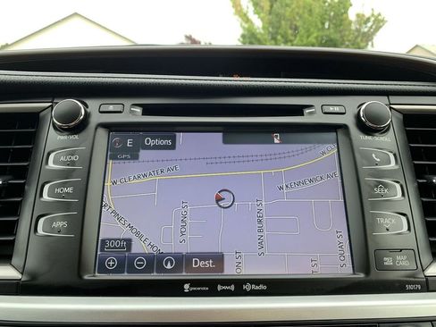 Used 2017 Toyota Highlander SE image 24