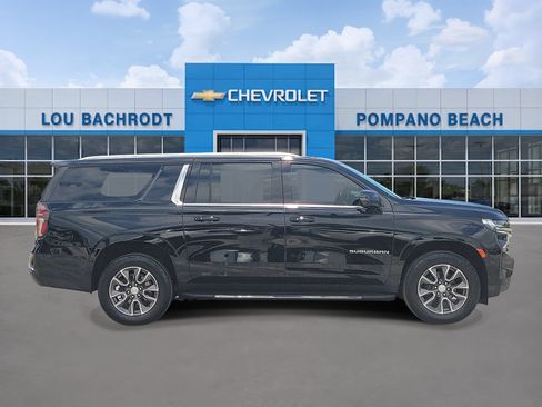Used 2023 Chevrolet Suburban LT w/ Luxury Package RWD image 2