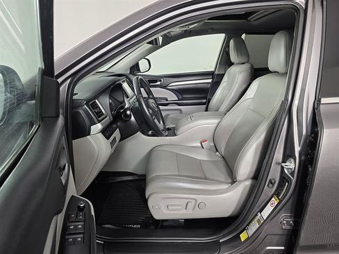 Used 2018 Toyota Highlander XLE AWD/4WD image 32