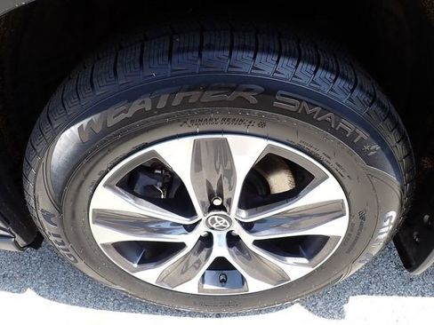 Used 2022 Toyota Highlander XLE AWD/4WD image 12