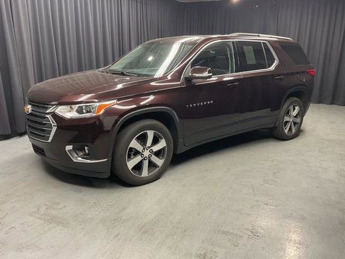 Used 2021 Chevrolet Traverse LT w/ LT Premium Package image 2