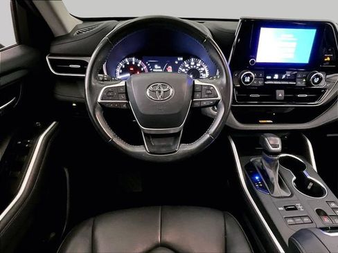 Used 2023 Toyota Highlander XLE AWD/4WD image 5