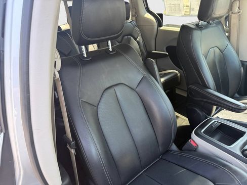 Used 2024 Chrysler Pacifica Touring-L FWD image 25